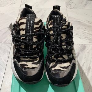 DKNY WOMENS ZEBRA PRINT SNEAKER